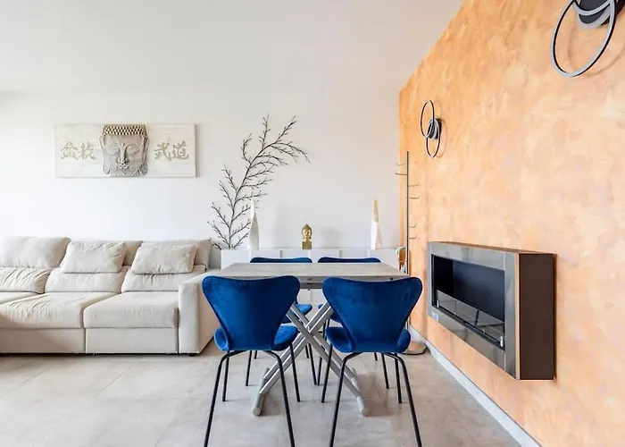 Apartment By The Beach With Pool And Private Parking